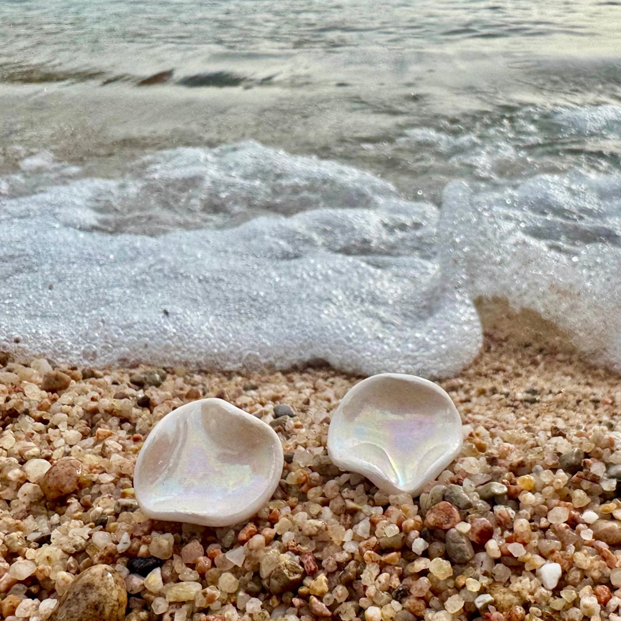Perla | Handcrafted pearl - white ceramic stud earrings - Glow