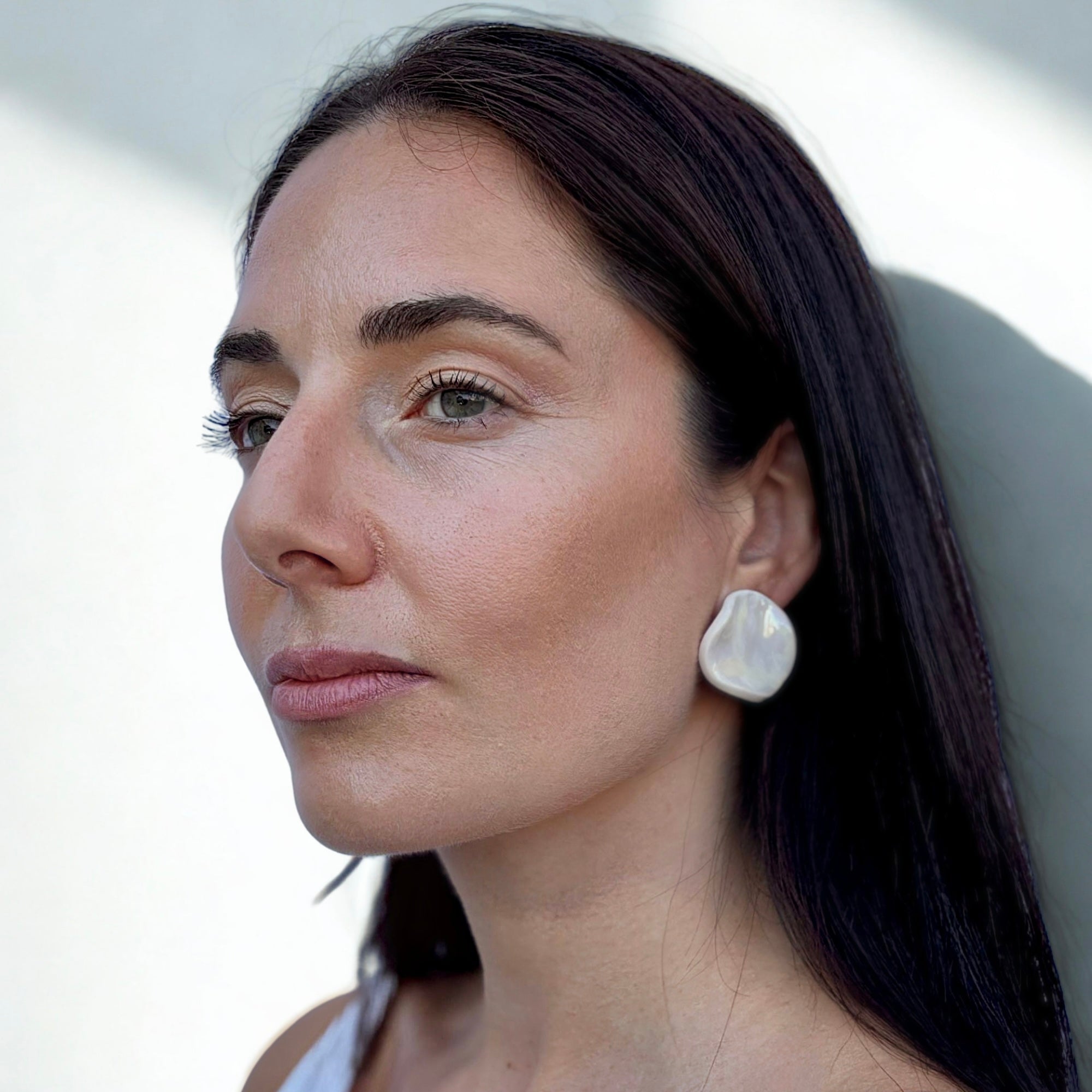 Perla | Handcrafted pearl - white ceramic stud earrings - Glow