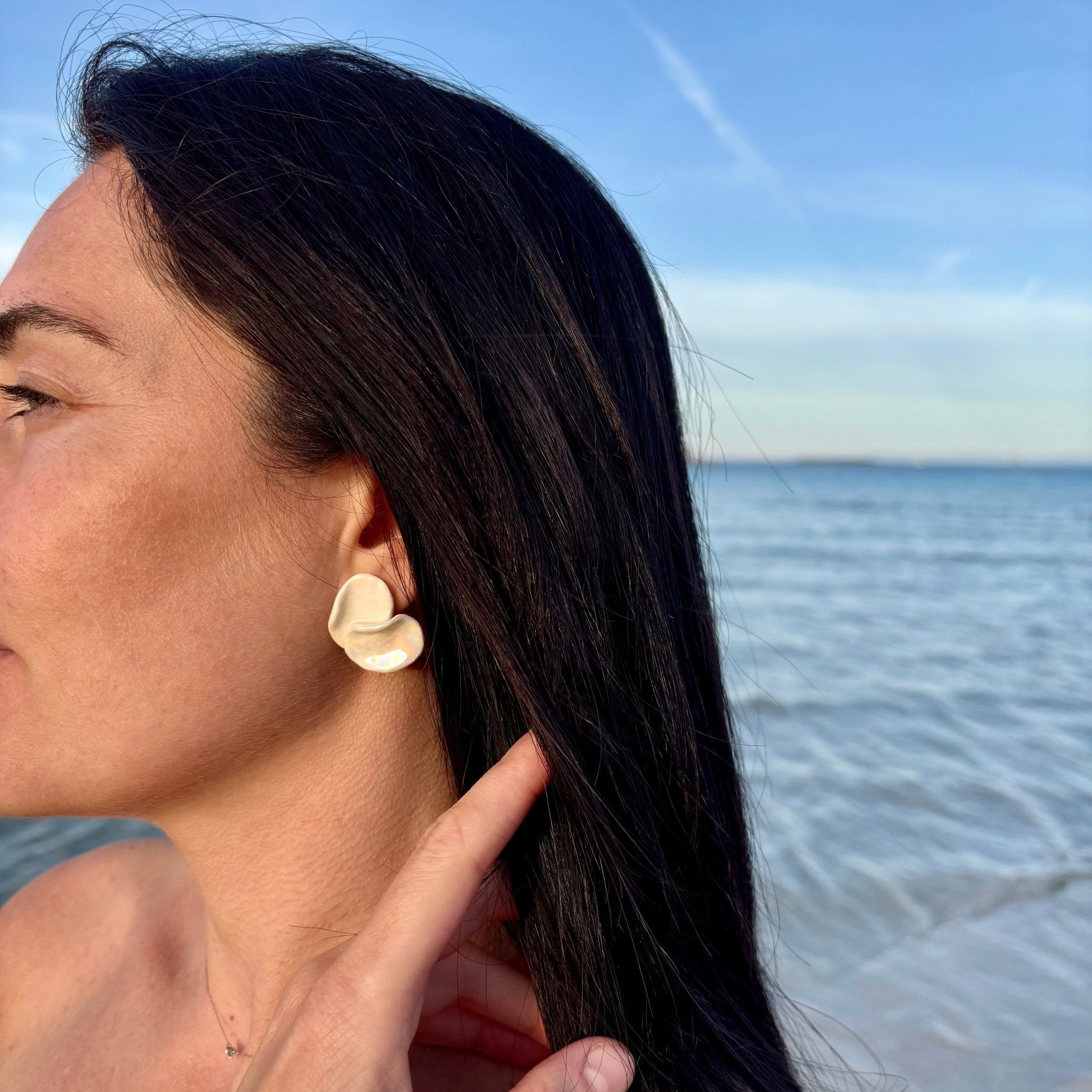 Petali | Handcrafted pearl - white ceramic stud earrings - Glow