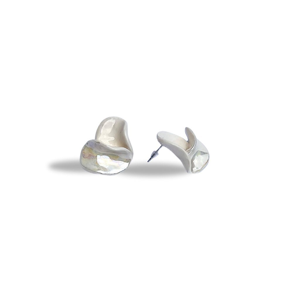 Petali | Handcrafted pearl - white ceramic stud earrings - Glow