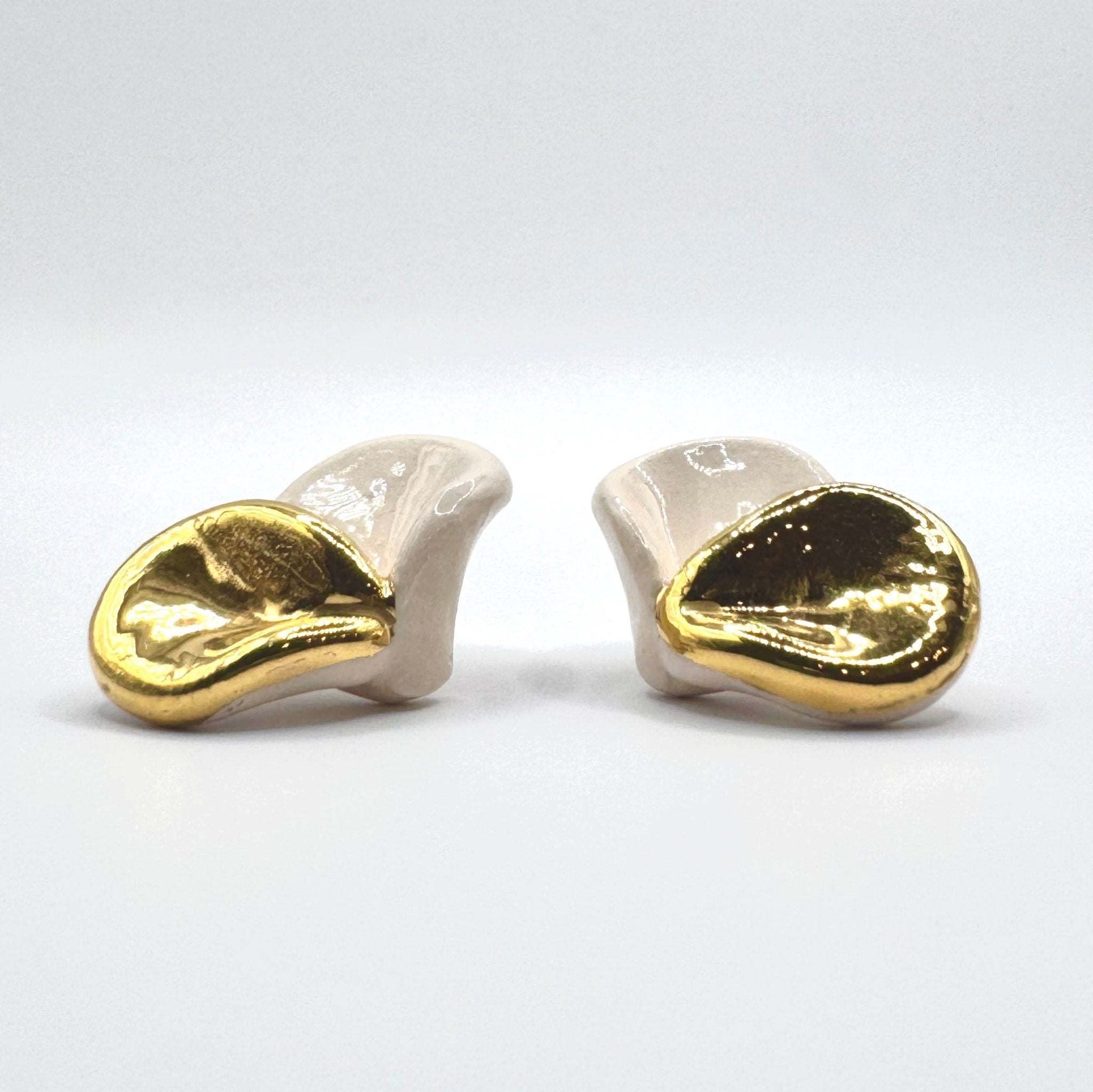 Petali | Handcrafted white ceramic stud earrings with gold luster - Glow