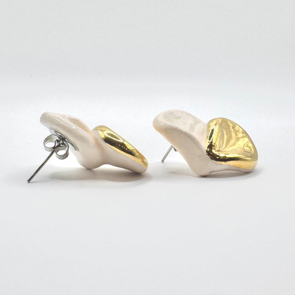 Petali | Handcrafted white ceramic stud earrings with gold luster - Glow